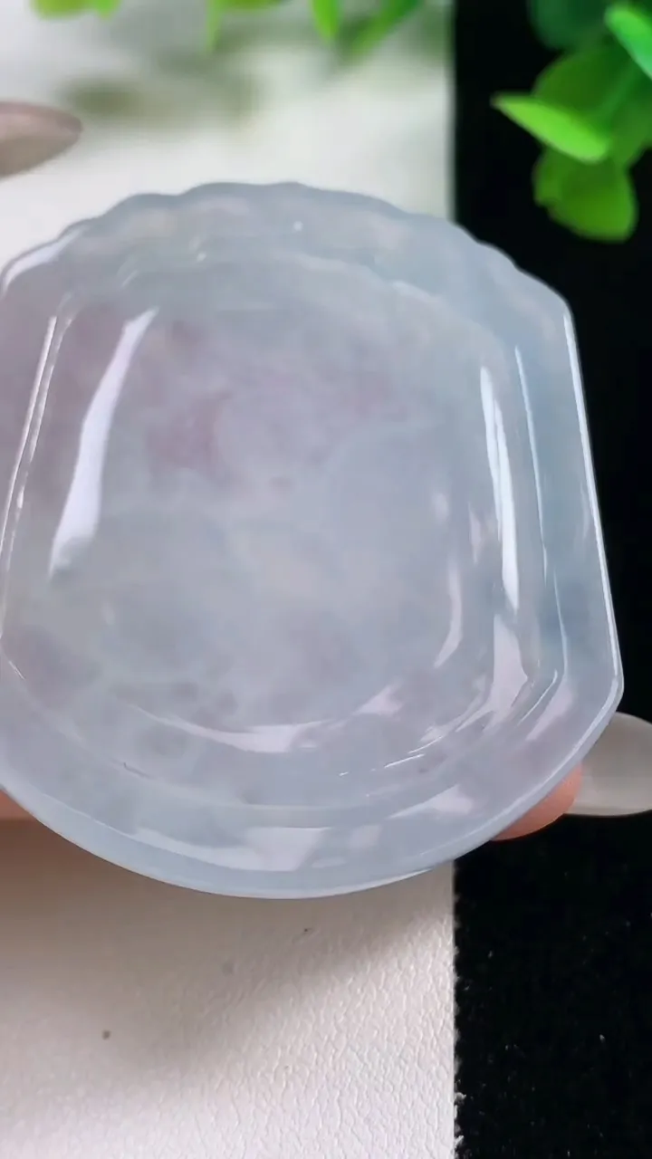 天然A货翡翠生肖猪吊坠，尺寸51.2-44.6-5.3，重量:27.41g
10月27日