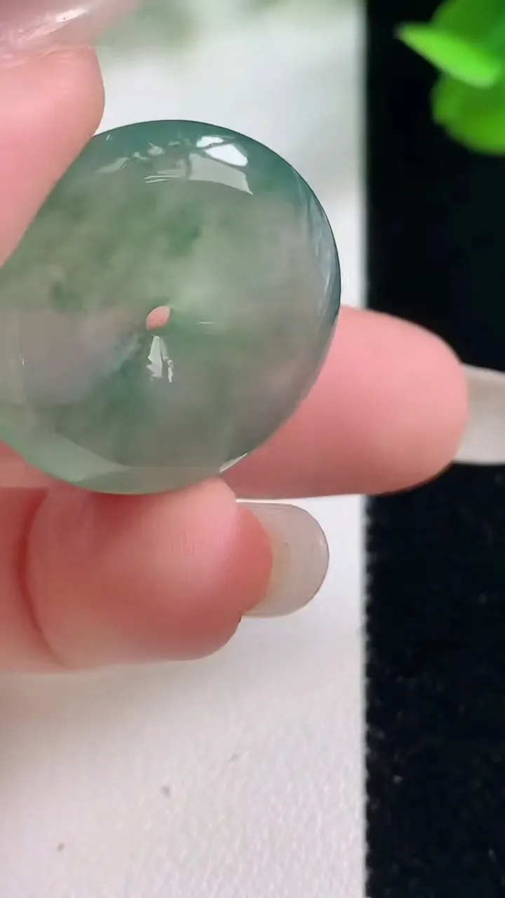 天然A货翡翠种飘花平安扣吊坠，尺寸24.3-5.9，重量:8.85g
10月27日