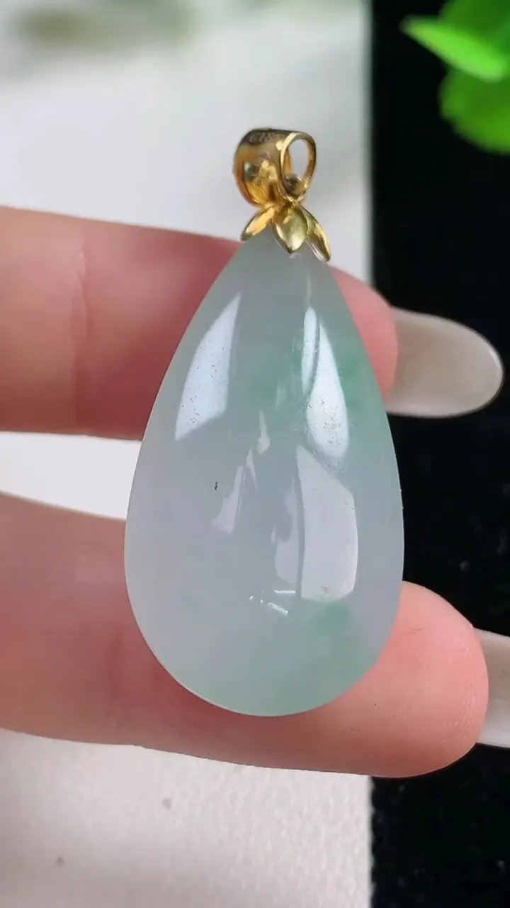 天然A货翡翠水滴吊坠，尺寸32-17.8-10.2，重量:10.05g
10月27日