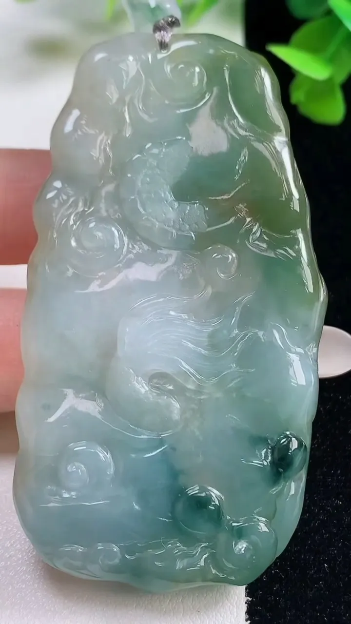 天然A货翡翠冰种飘花龙牌吊坠，尺寸69.8-35.8-7.4，重量:44.04g
10月27日