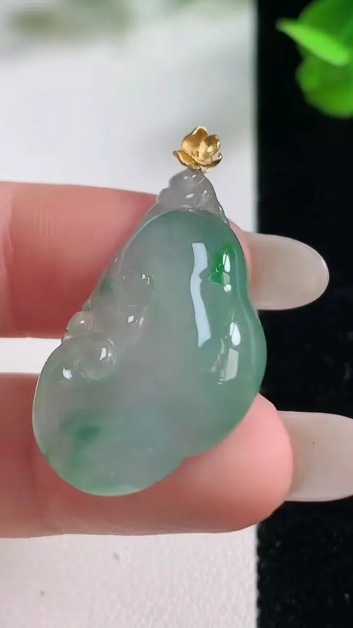 天然A货翡翠如意吊坠，尺寸30.5-19.3-5.6，重量:5.40g
10月27日
