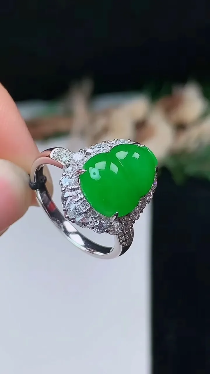 天然A货翡翠葫芦戒指，尺寸17.3-12-9.6，重量:5.74g2025年10月27日
工厂直销收藏佳品,种好水足，色泽均匀，有种有色，上手高大气！