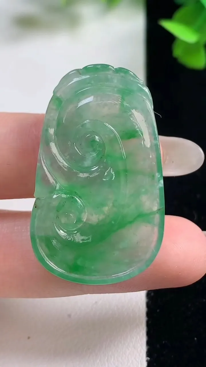 天然A货翡翠如意吊坠，尺寸37.2-3.5，重量:6.91g
10月27日