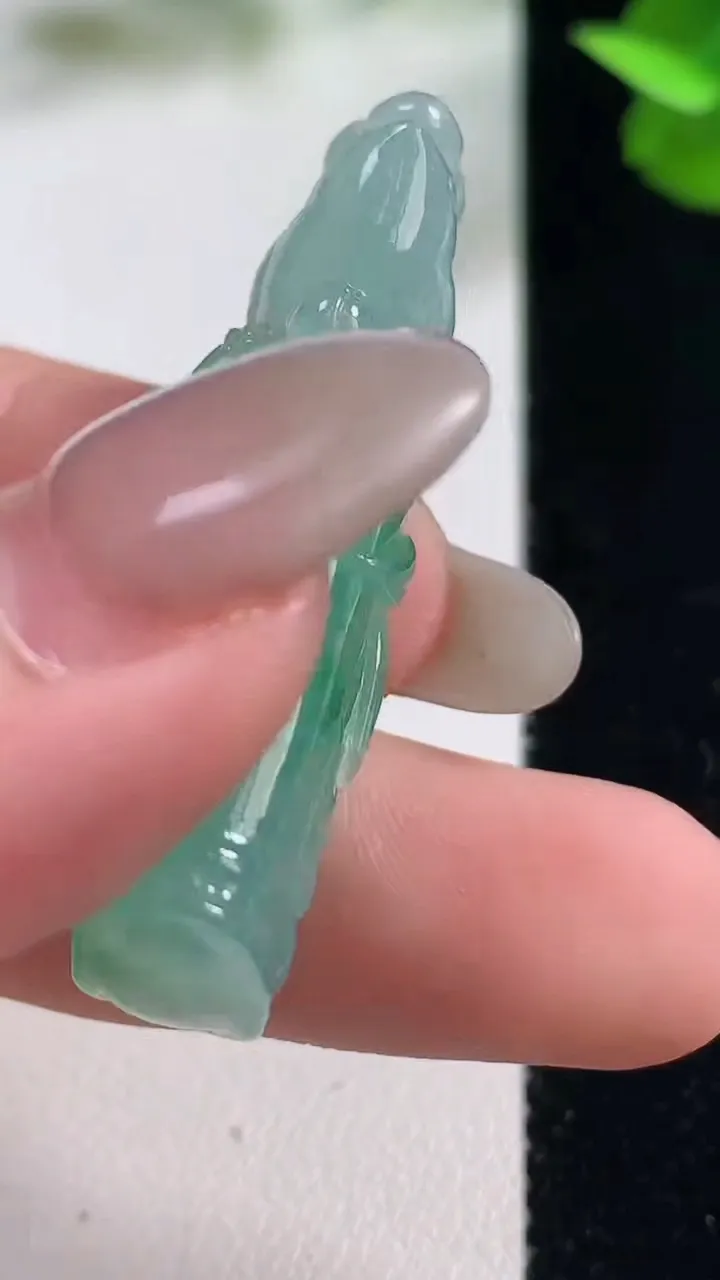 天然A货翡翠鸟语花香吊坠，尺寸40.7-12.7-10.9，重量:12.10g
10月27日
