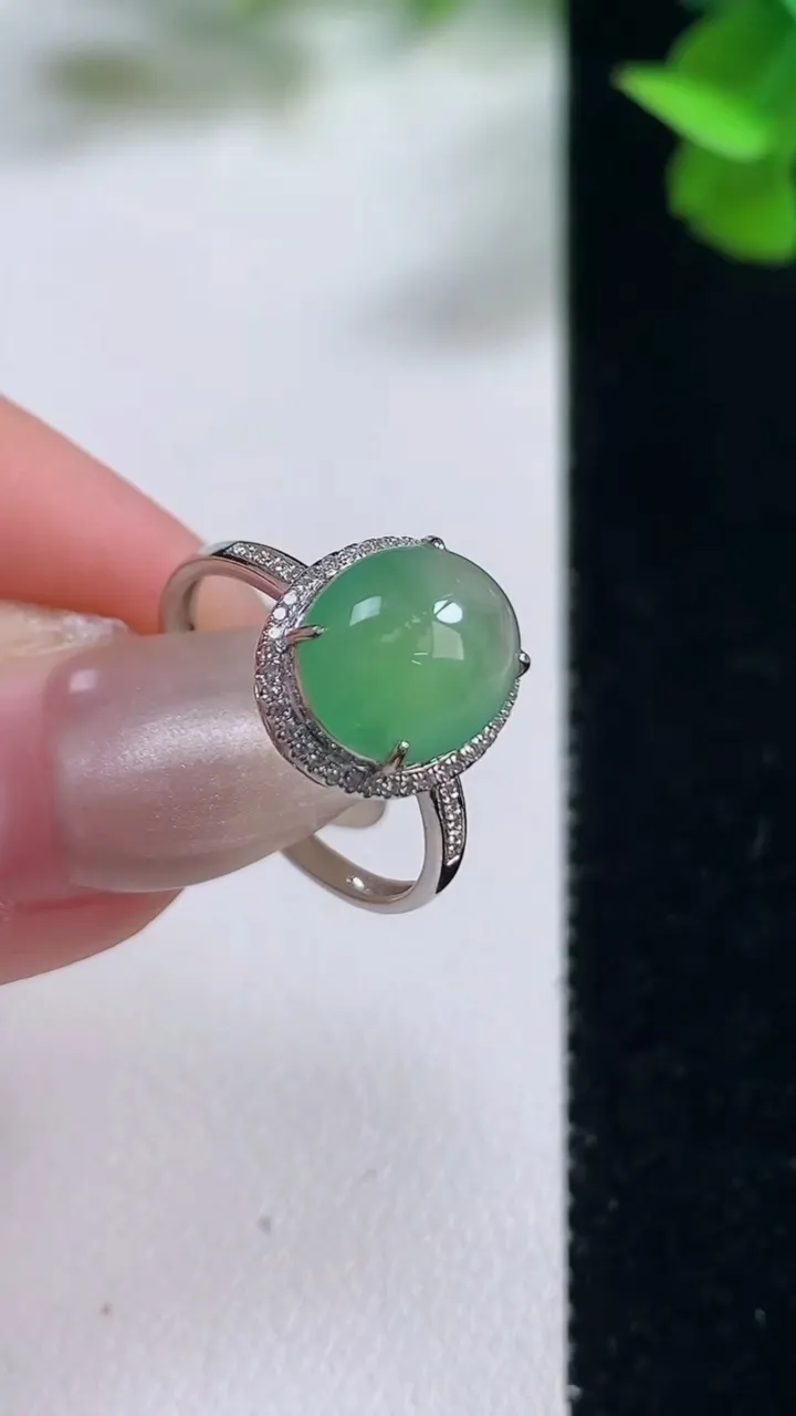 天然A货翡翠蛋面戒指，尺寸16.5-9.5-7.9-6，重量:1.94g2025年10月27日
工厂