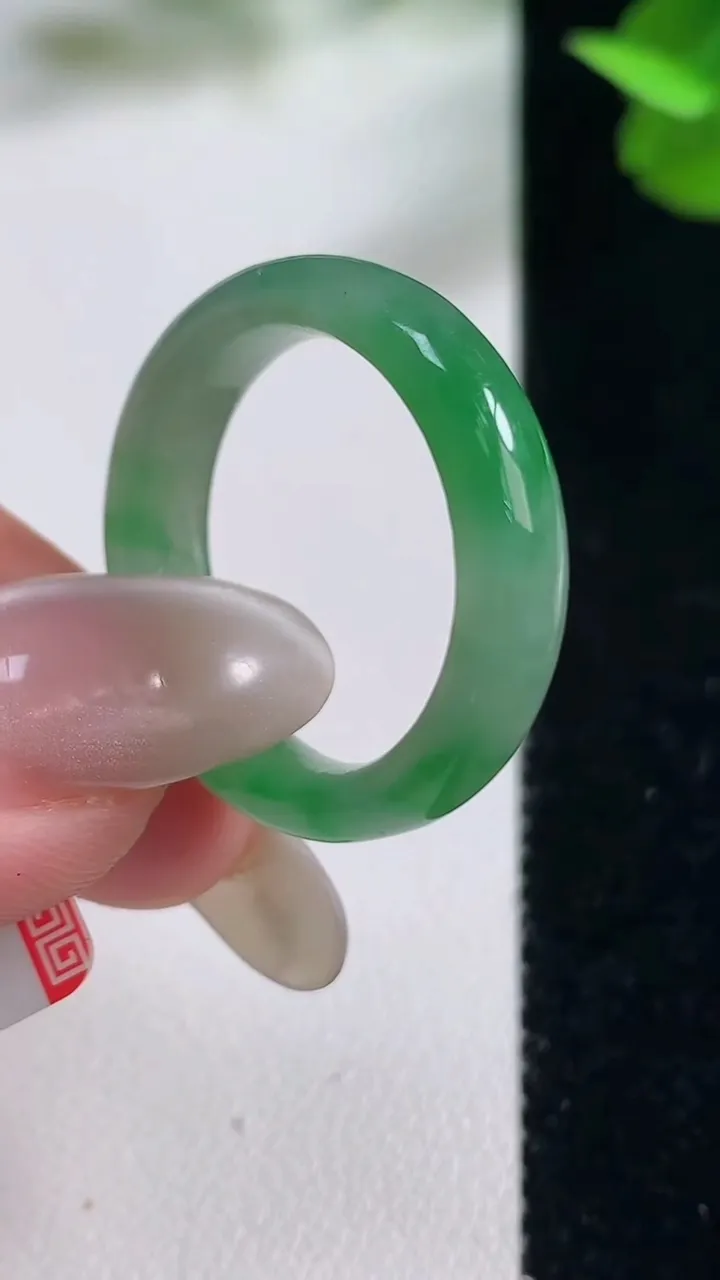 天然A货翡翠指环戒指，尺寸20-5-3.2，重量:4.12g2025年10月27日
工厂直销收藏佳品