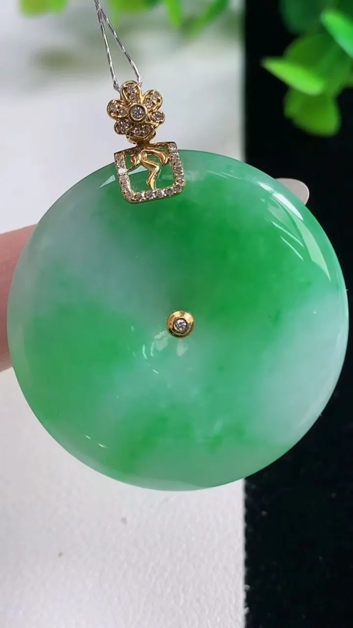 天然A货翡翠平安扣吊坠，尺寸33.4-5.4，重量:14.18g
10月27日
