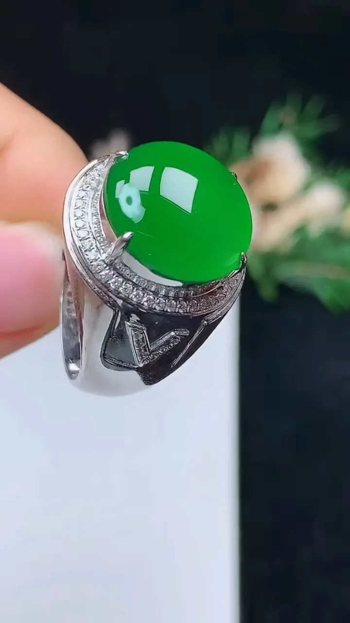 天然A货翡翠蛋面戒指，尺寸18.4-14.7，重量:9.21g2025年10月27日
工厂直销收藏佳品,种好水足，色泽均匀，有种有色，上手高大气！