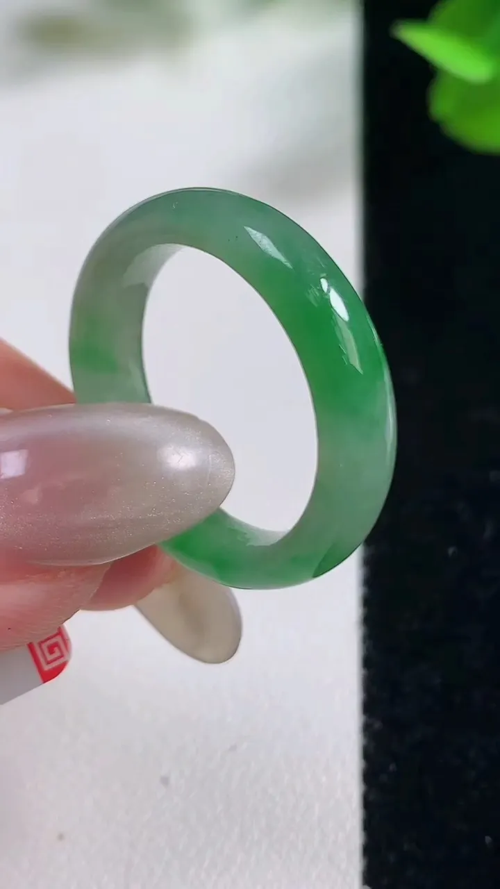 天然A货翡翠指环戒指，尺寸20-5-3.2，重量:4.12g2025年10月27日
工厂直销收藏佳品