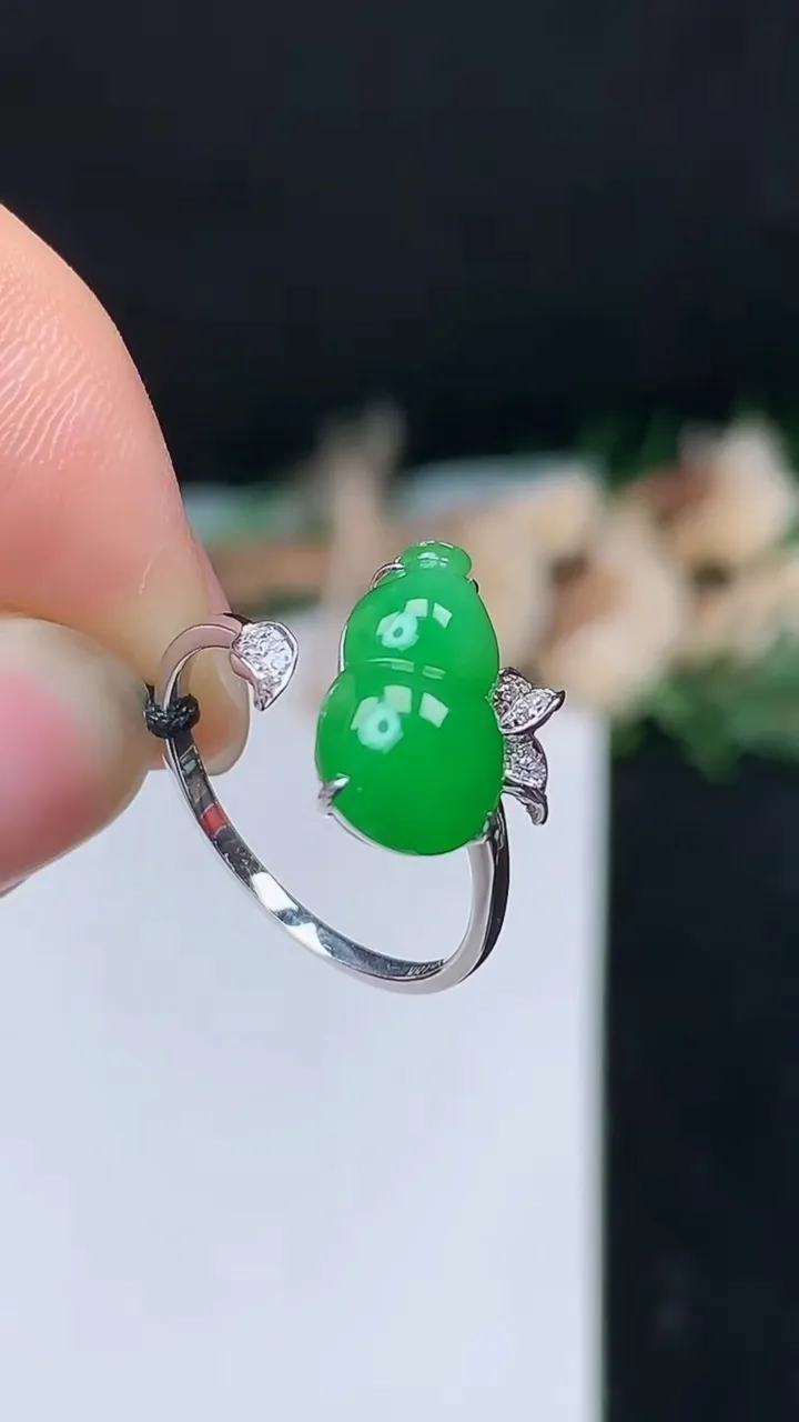 天然A货翡翠葫芦戒指，尺寸16.7-13-7.8，重量:2.35g2025年10月27日
工厂直销收