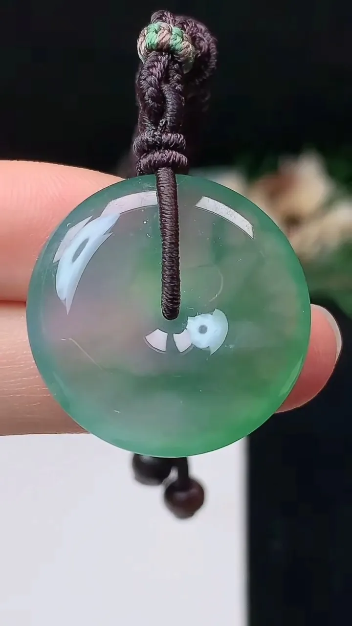 天然A货翡翠平安扣吊坠，尺寸26-5.9，重量:9.79g
10月27日