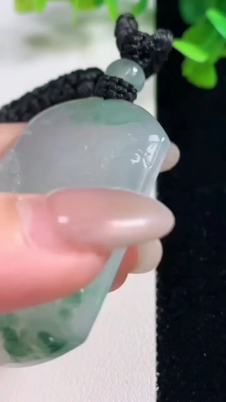 天然A货翡翠山水牌吊坠，尺寸52.5-41-5.6，重量:33.60g
10月27日