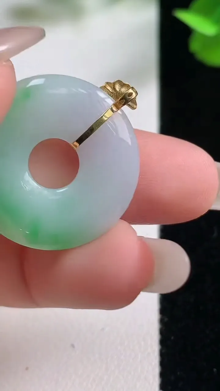 天然A货翡翠平安环吊坠，尺寸24-3.4，重量:4.63g
10月27日