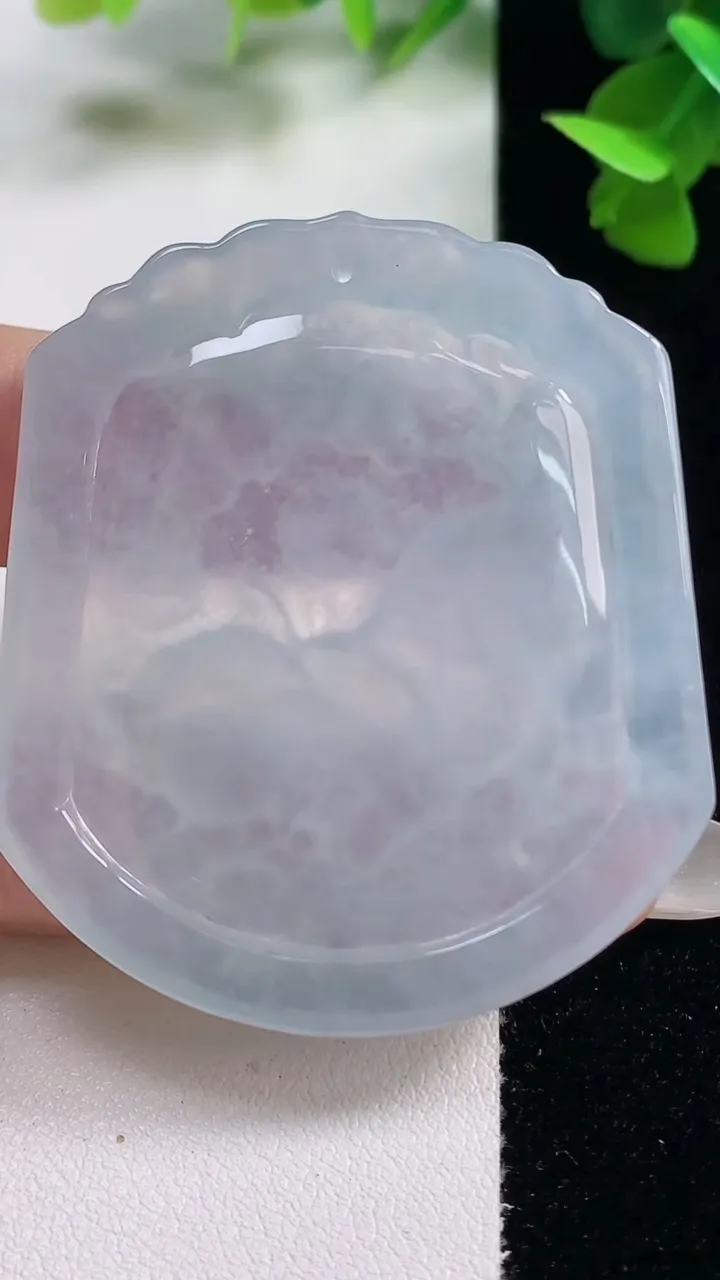 天然A货翡翠生肖猪吊坠，尺寸51.2-44.6-5.3，重量:27.41g
10月27日