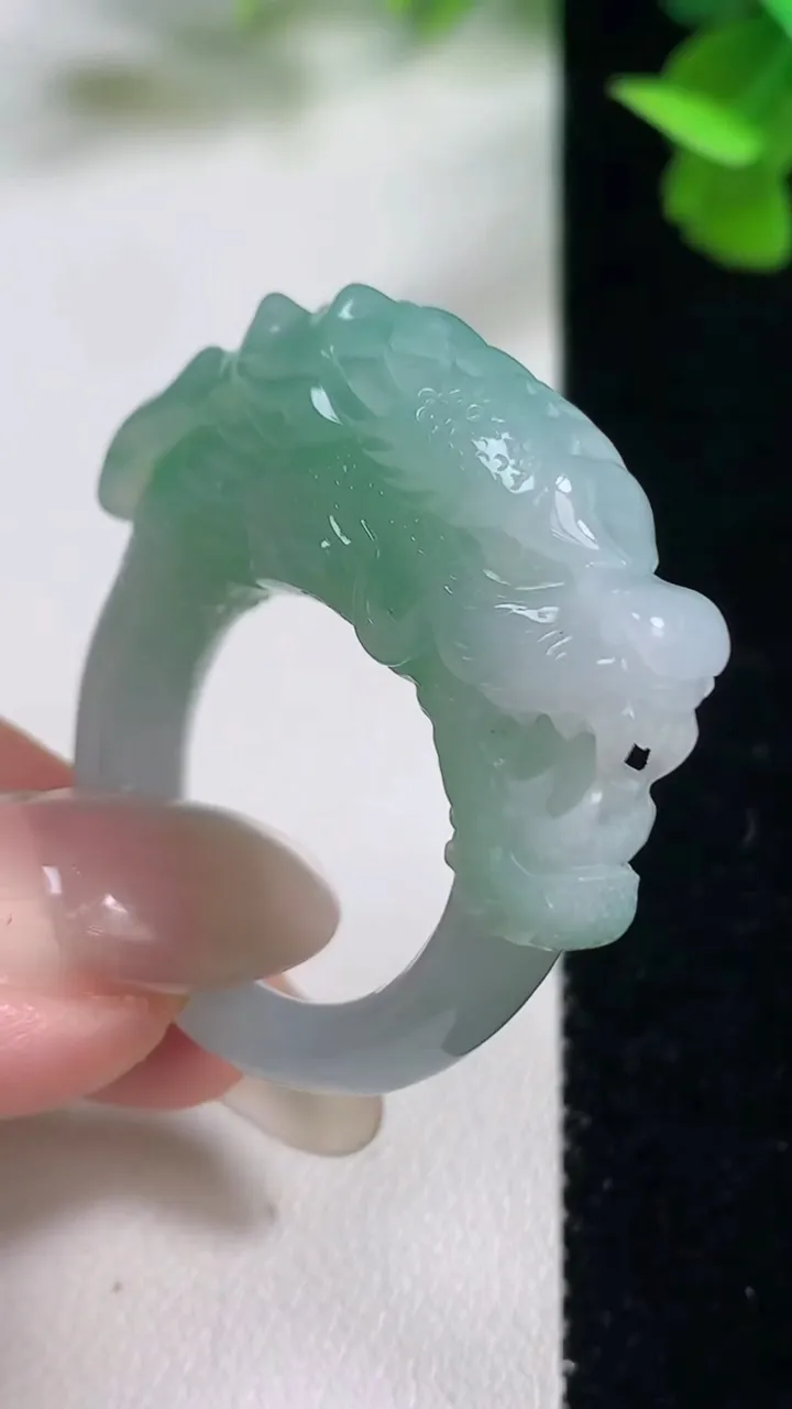 天然A货翡翠龙头扳指 戒指，尺寸21.3-34.4-10.8-14.2，重量:17.16g2025年10月27日
工厂直销收藏佳品,种好水足，色泽均匀，有种有色，上手高大气！