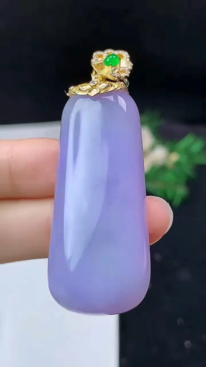 天然A货翡翠k金紫罗兰无事牌吊坠，尺寸47.8-20.5-7.8，重量:19.84g
10月27日