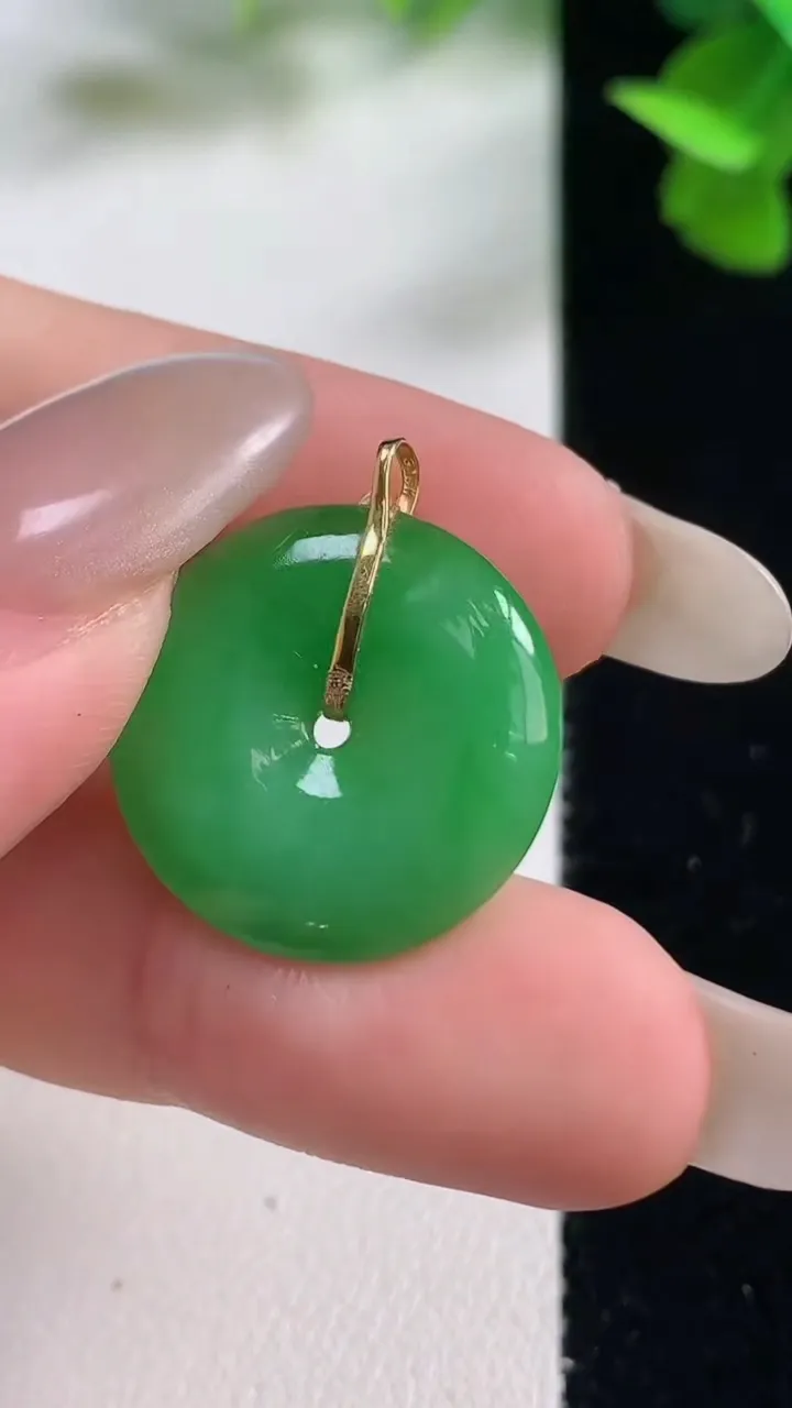 天然A货翡翠平安扣吊坠，尺寸19.4-4，重量:3.72g
10月27日