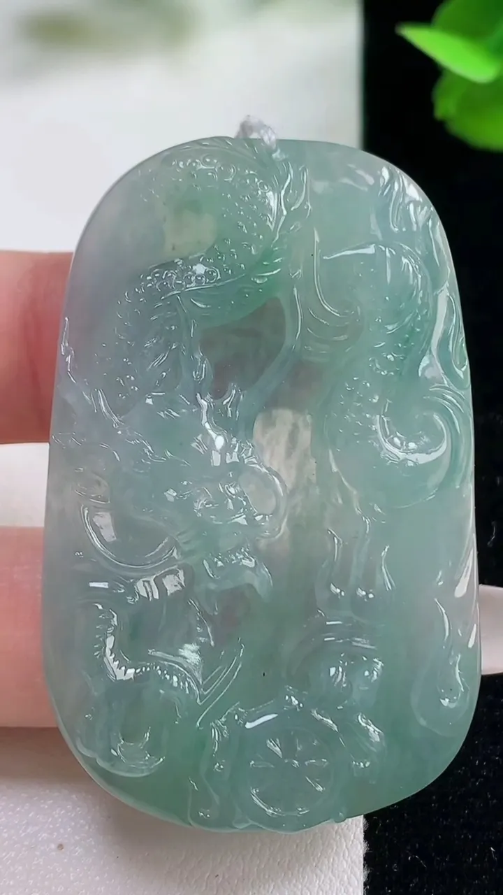 天然A货翡翠龙牌吊坠，尺寸52.3-33-5.8，重量:23.05g
10月27日