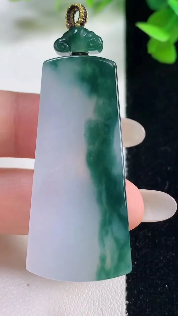 天然A货翡翠冰种飘花仿古无事牌吊坠，尺寸48.8-22-5.5，重量:18.22g
10月27日