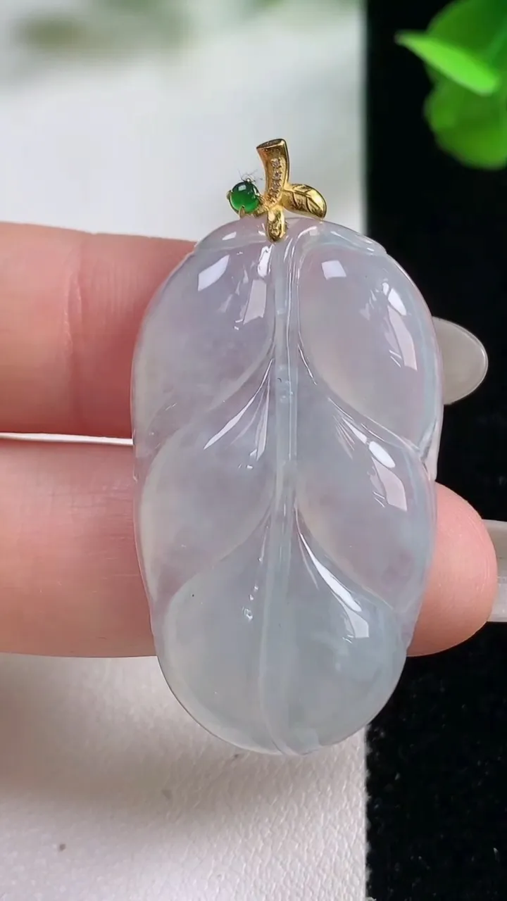 天然A货翡翠种白冰金枝玉叶 叶子吊坠，尺寸37.5-22-4.5，重量:7.71g
10月27日