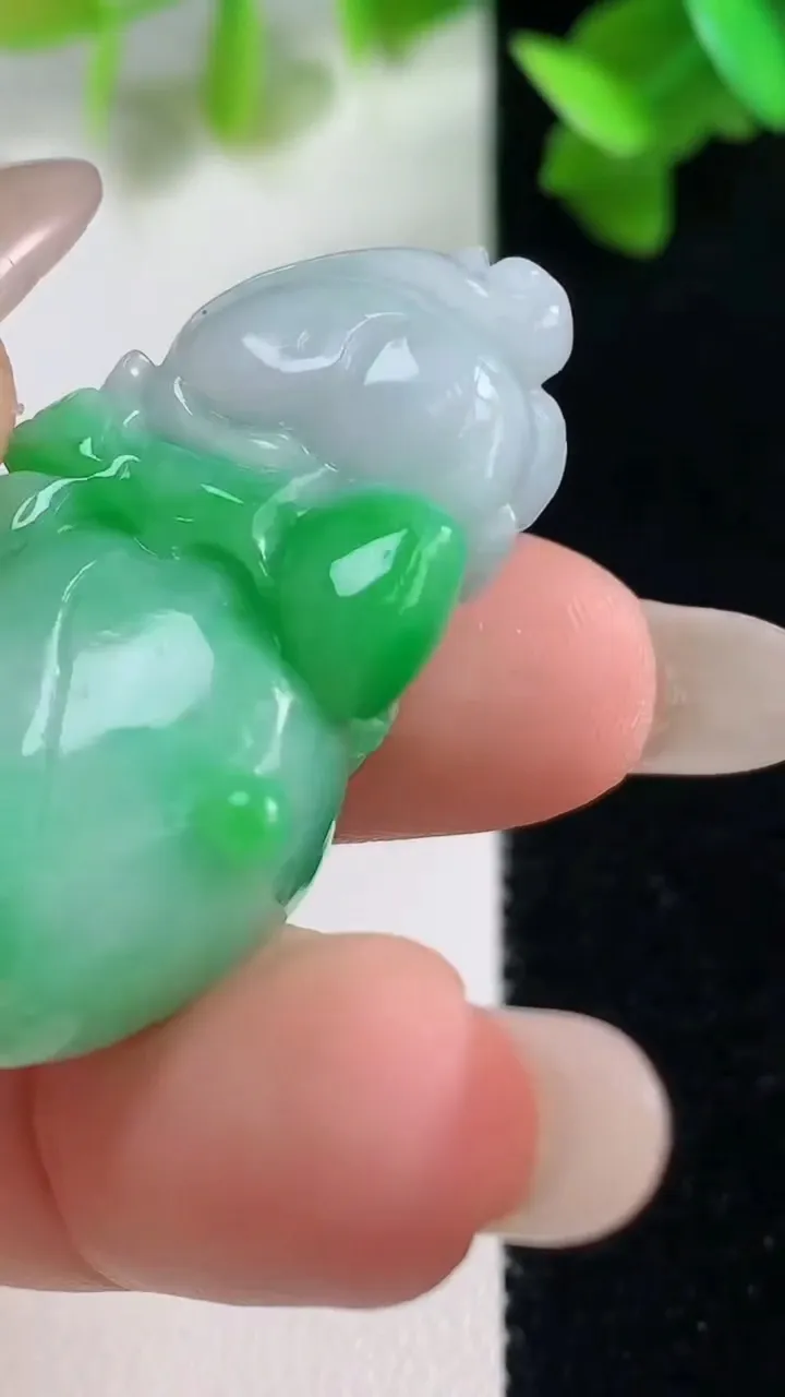 天然A货翡翠寿桃吊坠，尺寸38-19.6-14，重量:18.22g
10月28日