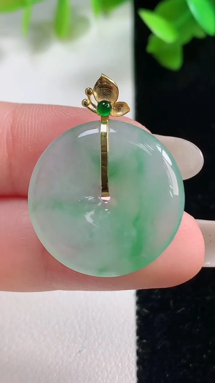 天然A货翡翠平安扣吊坠，尺寸23.6-4，重量:5.55g
10月28日