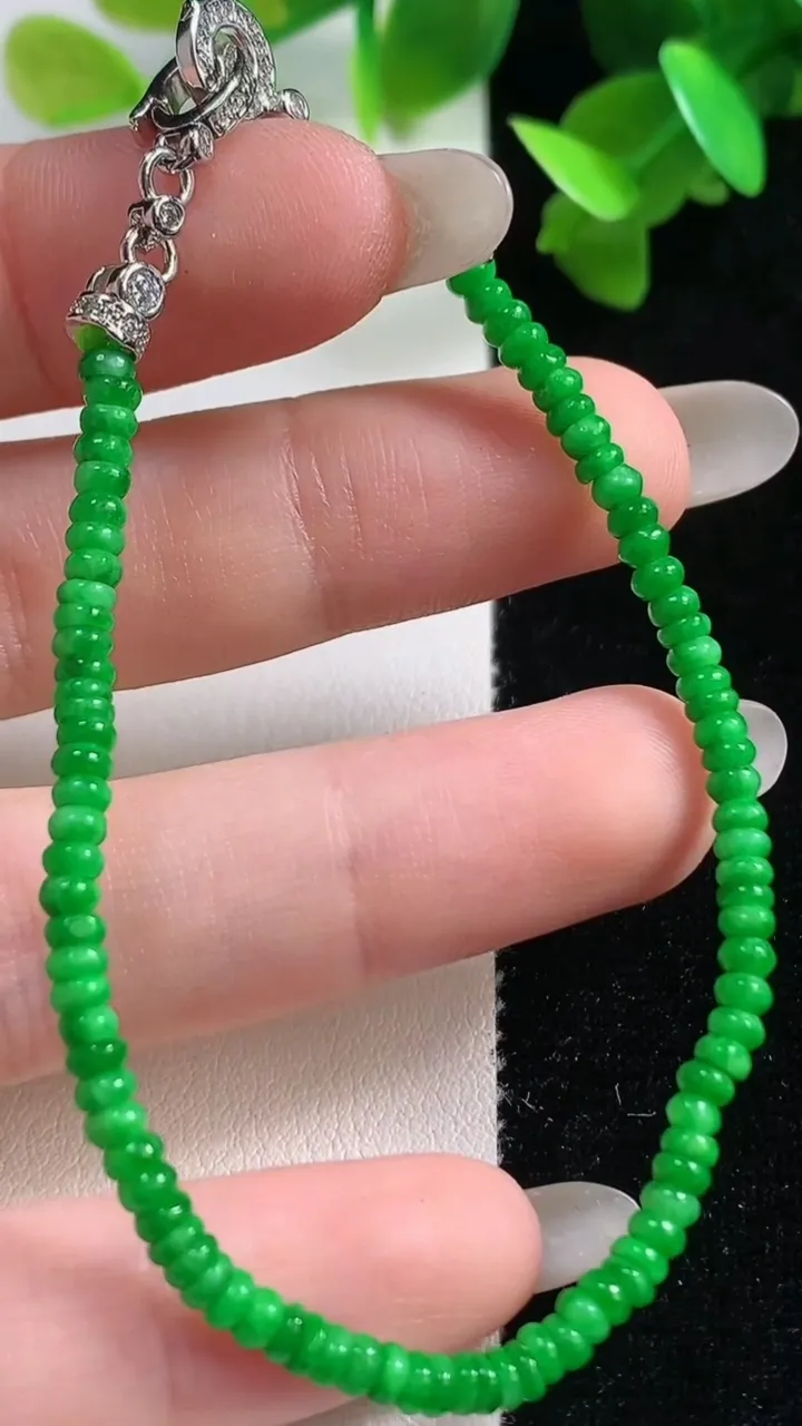 天然A货翡翠算盘珠手串，尺寸2.9-1.5-90颗，重量:4.43g10月28日
工厂直销收藏佳品,种好水足，色泽均匀，有种有色，上手高大气！