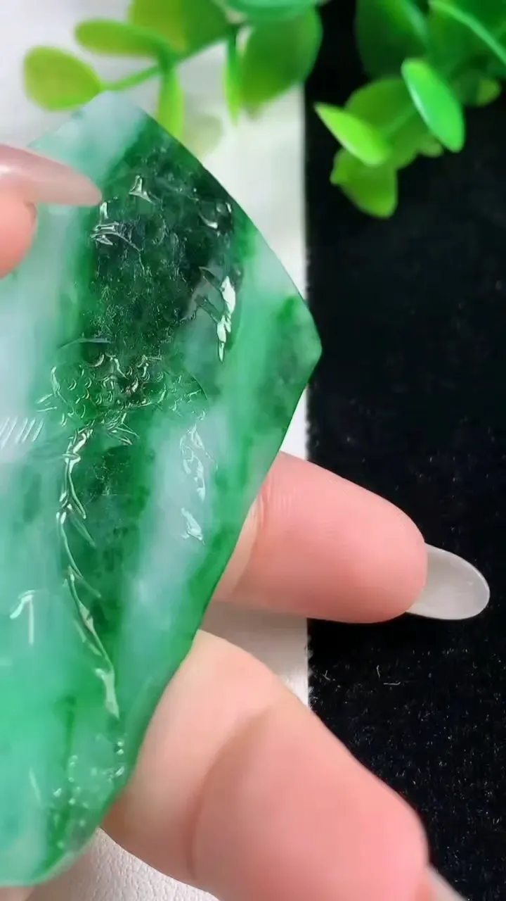 天然A货翡翠山水牌吊坠，尺寸71.2-45.3-5.2，重量:36.33g
10月28日