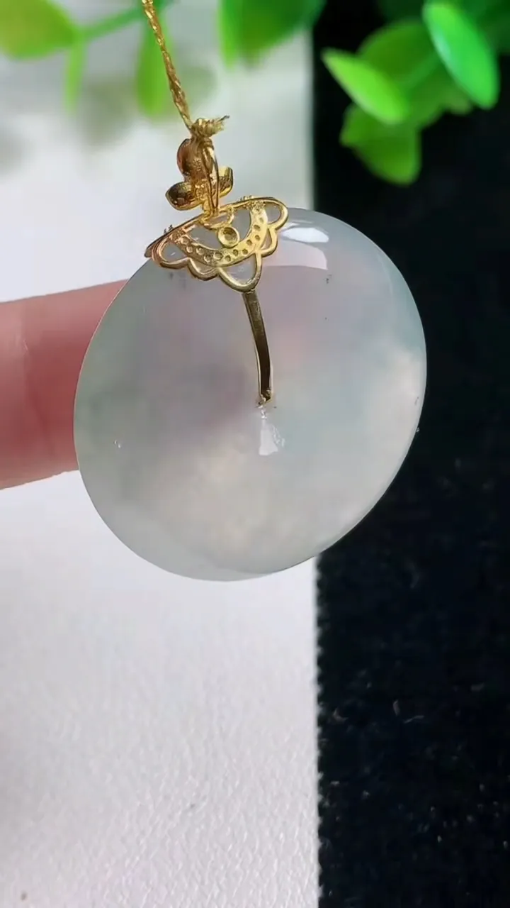 天然A货翡翠种飘花平安扣吊坠，尺寸27.9-6，重量:10.62g
10月28日