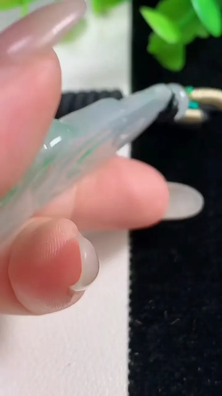 天然A货翡翠观音菩萨吊坠，尺寸49.5-30.2-5.5，重量:17.33g
10月28日