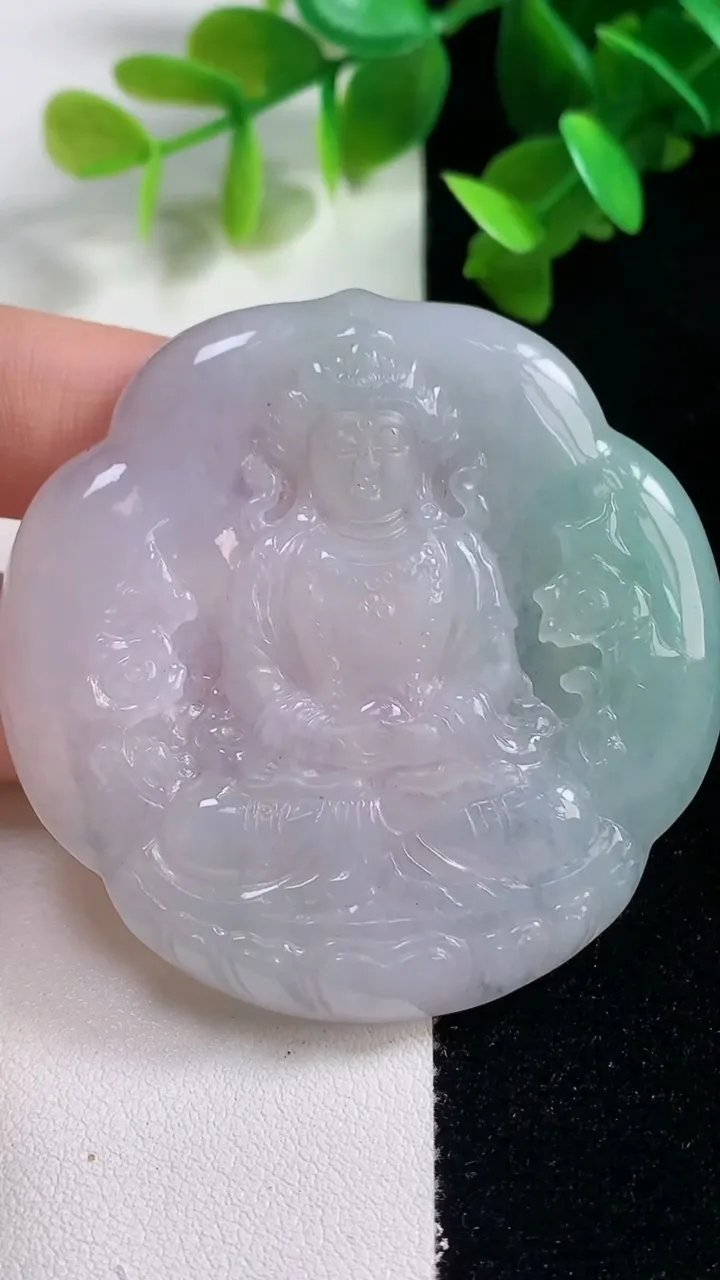 天然A货翡翠度母观音吊坠，尺寸54.6-53-6.2，重量:36.78g
10月28日