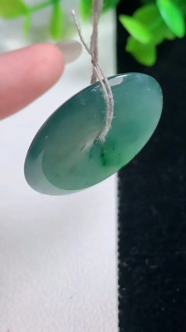 天然A货翡翠蓝水平安扣吊坠，尺寸29.2-4.4，重量:9.89g
10月28日