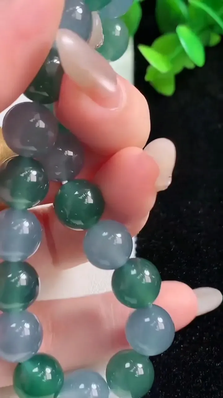 天然A货翡翠圆珠手串，尺寸9.5-20颗，重量:32.93g10月28日
工厂直销收藏佳品,种好水足，色泽均匀，有种有色，上手高大气！