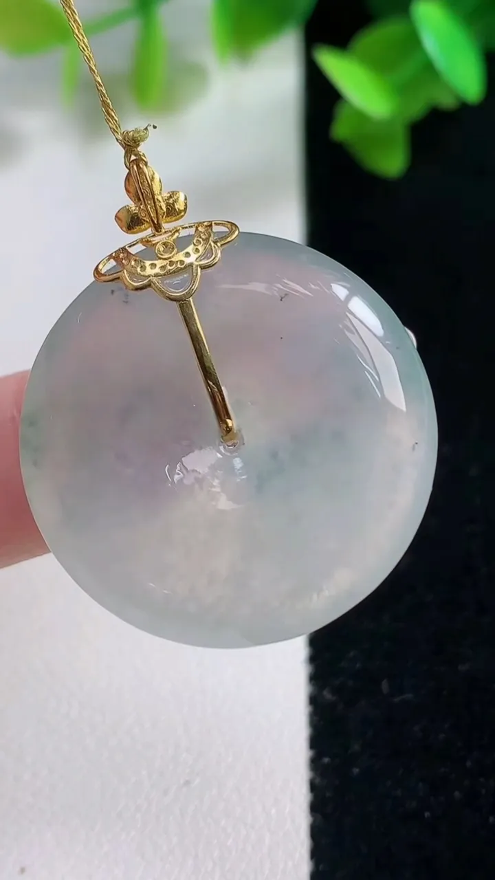 天然A货翡翠种飘花平安扣吊坠，尺寸27.9-6，重量:10.62g
10月28日