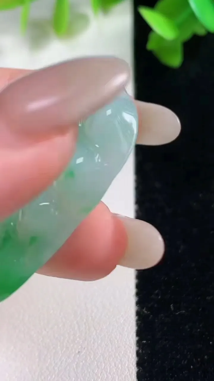 天然A货翡翠金枝玉叶 叶子吊坠，尺寸39.4-23.3-4.9，重量:7.72g
10月28日