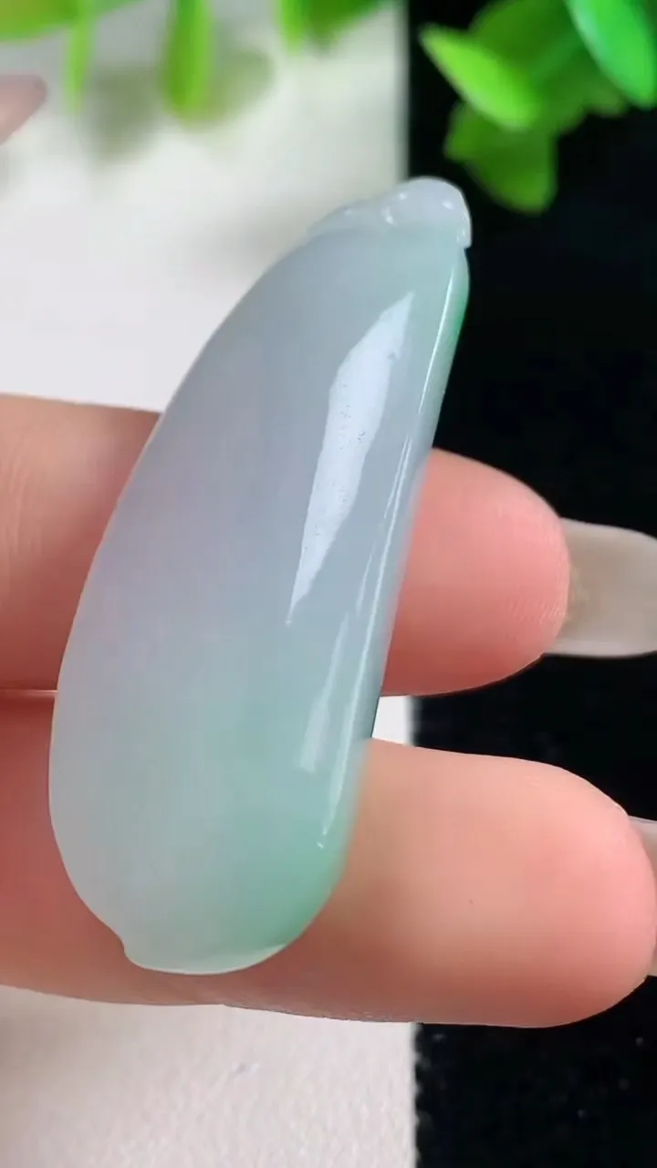 天然A货翡翠福瓜吊坠，尺寸44-16.7-10.4，重量:13.74g
10月28日