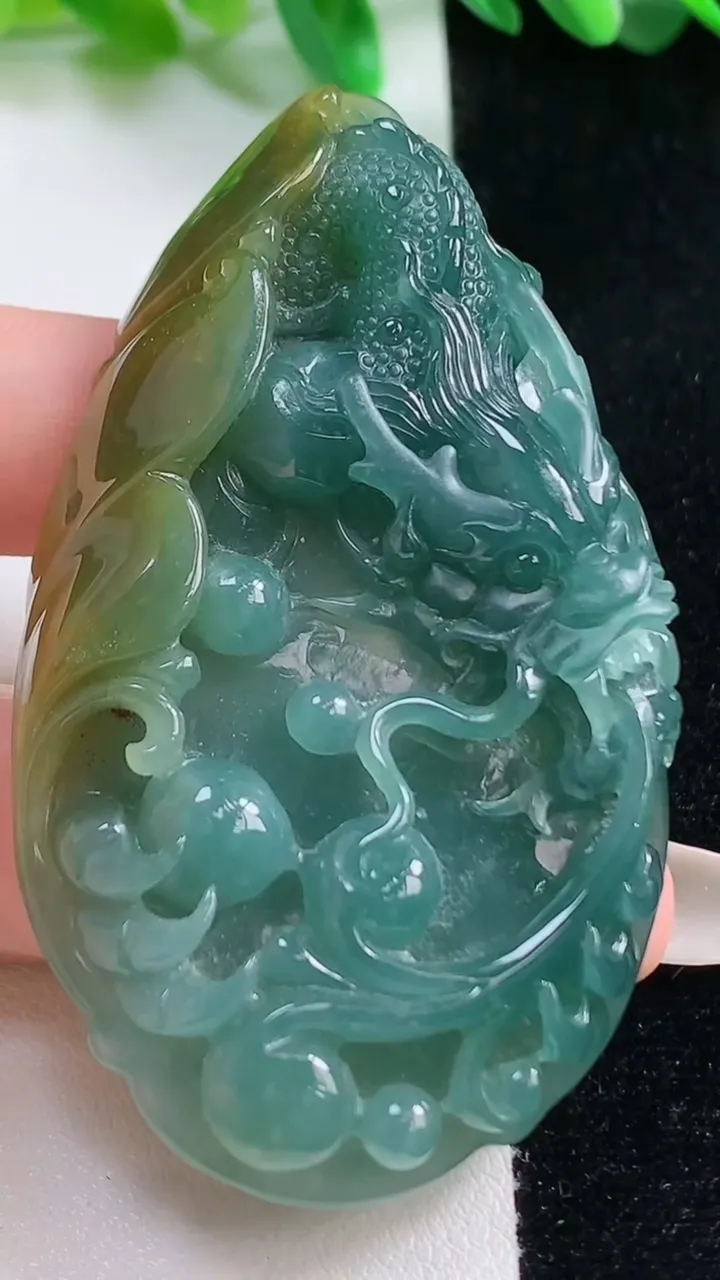 天然A货翡翠龙牌吊坠，尺寸70-41-12，重:48.86g
10月28日