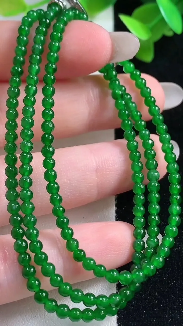 天然A货翡翠小米珠项链，尺寸2.9-175颗，重量:9.37g10月28日
工厂直销收藏佳品,种好水足，色泽均匀，有种有色，上手高大气！