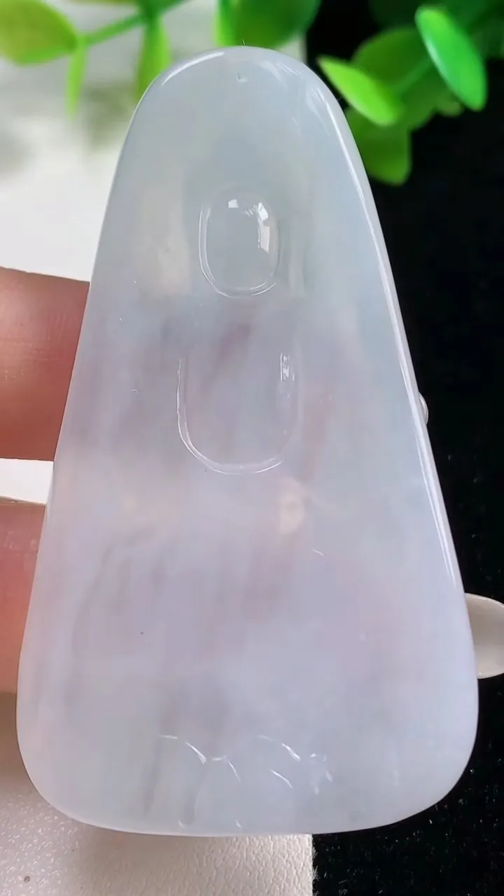 天然A货翡翠大日如来吊坠，尺寸63-36.1-6，重量:23.51g
10月28日