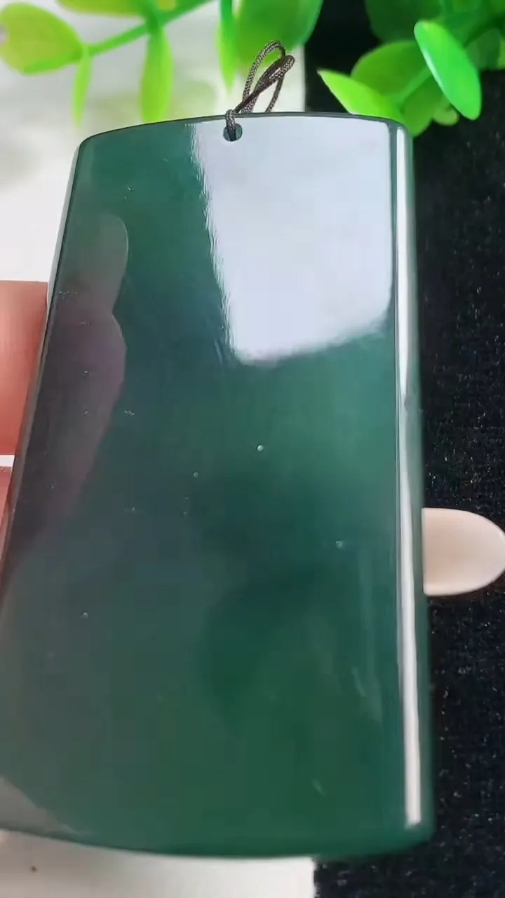 天然A货翡翠无事牌吊坠，尺寸65.8-38-6.5，重量:46.72g
10月28日