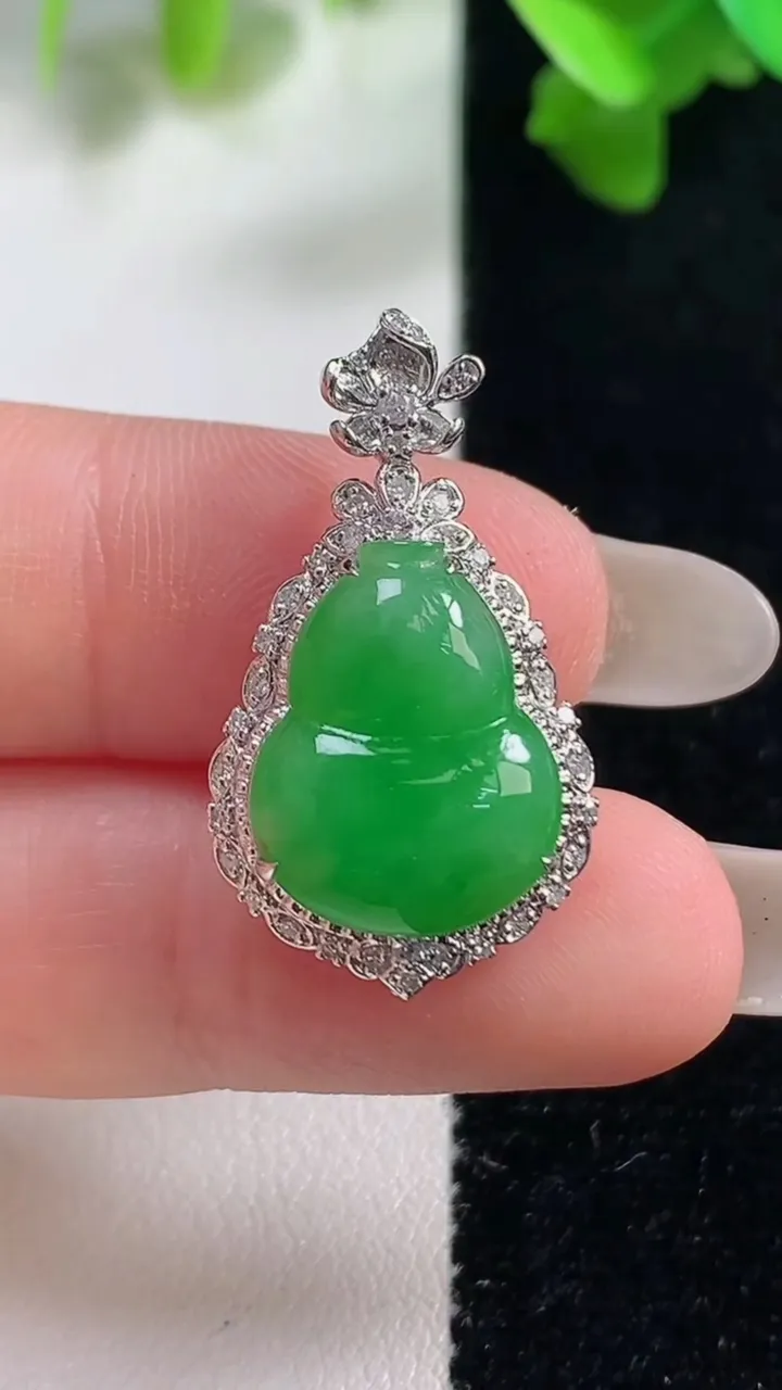 天然A货翡翠葫芦吊坠，尺寸28.5-15.8-8.4，裸石16-12.6重量:3.59g
10月28