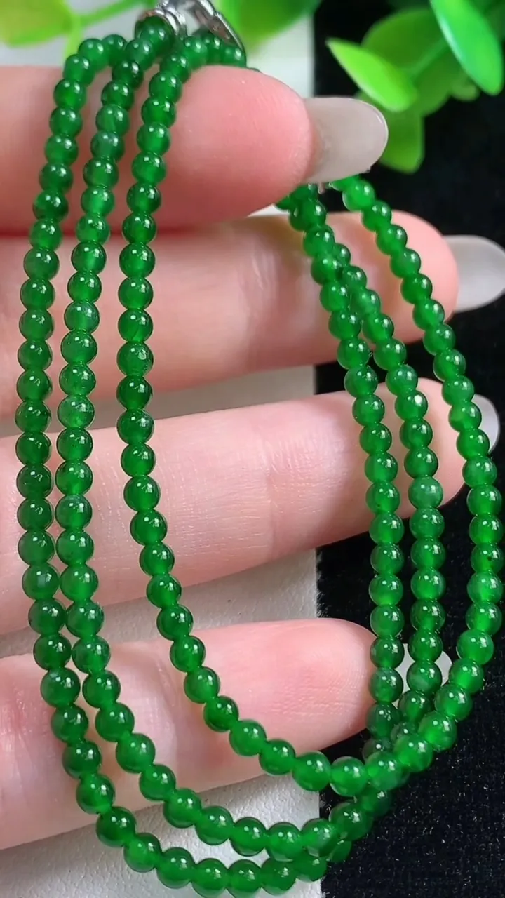 天然A货翡翠小米珠项链，尺寸2.9-175颗，重量:9.37g10月28日
工厂直销收藏佳品,种好水足，色泽均匀，有种有色，上手高大气！