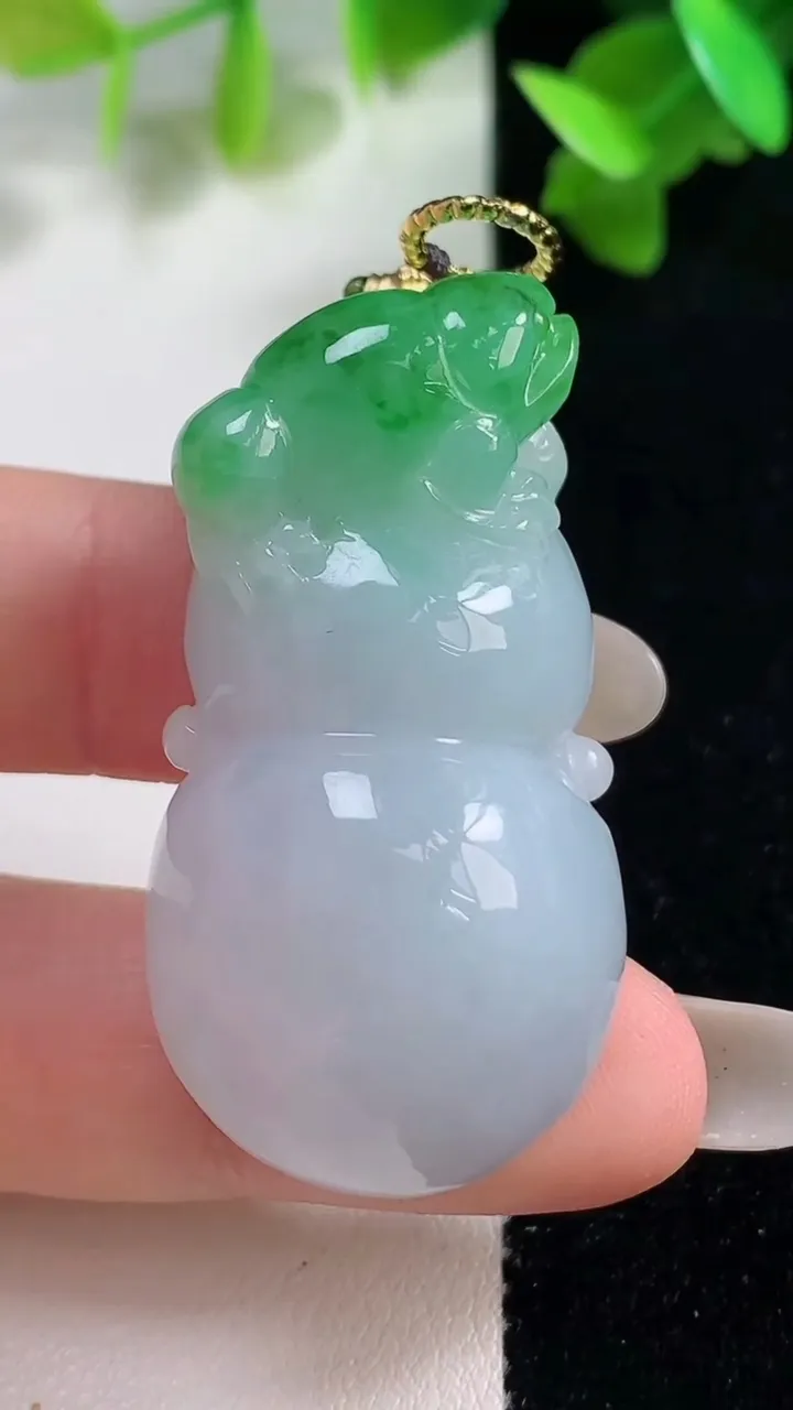 天然A货翡翠葫芦吊坠，尺寸43.3-22.6-13.8，重量:27.13g
10月28日
