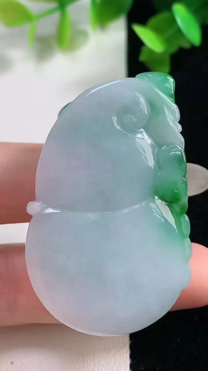 天然A货翡翠葫芦吊坠，尺寸47.3-30.4-11.8，重量:31.03g
10月28日