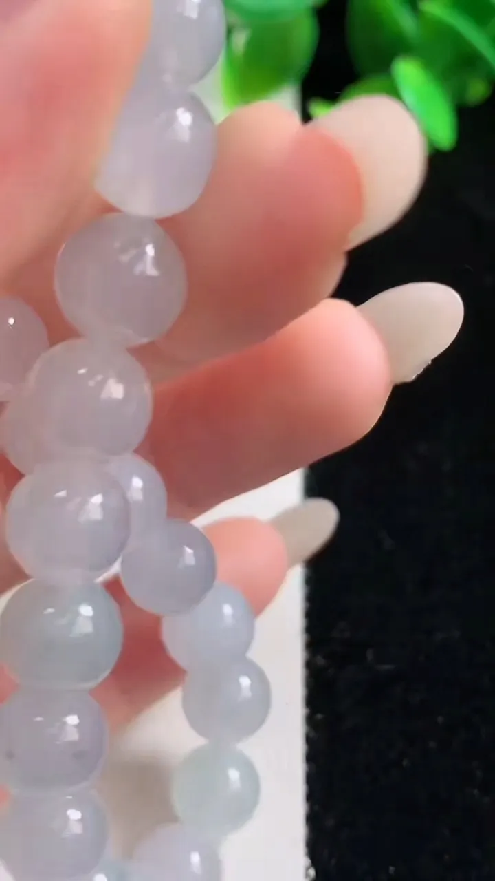天然A货翡翠种白冰圆珠手串，尺寸8.4-22颗，重量:24.11g10月28日
工厂直销收藏佳品,种好水足，色泽均匀，有种有色，上手高大气！