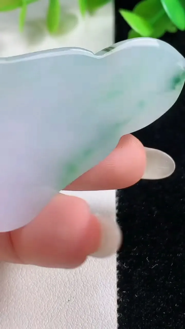 天然A货翡翠观音菩萨吊坠，尺寸59.8-33.7-7.7，重量:25.24g
10月28日