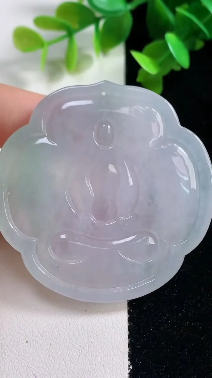 天然A货翡翠度母观音吊坠，尺寸54.6-53-6.2，重量:36.78g
10月28日