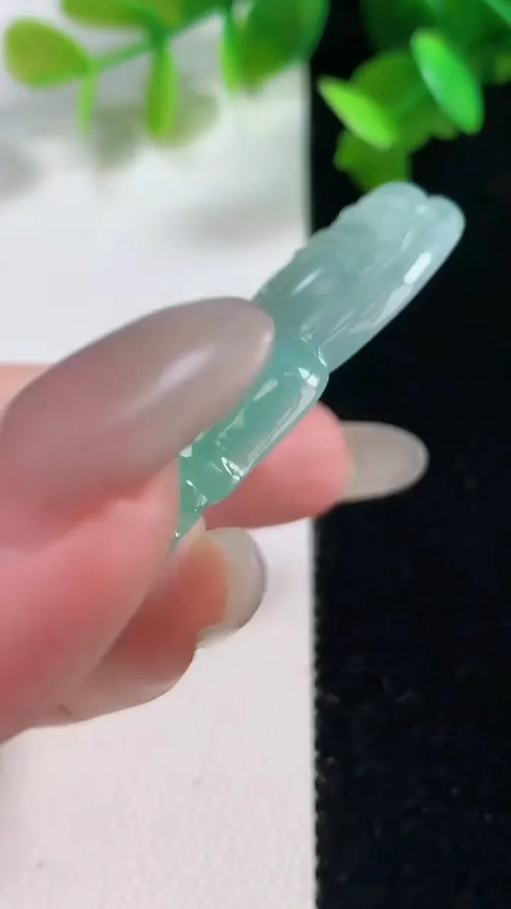 天然A货翡翠观音菩萨吊坠，尺寸59.6-35.8-6.2，重量:22.18g
10月28日