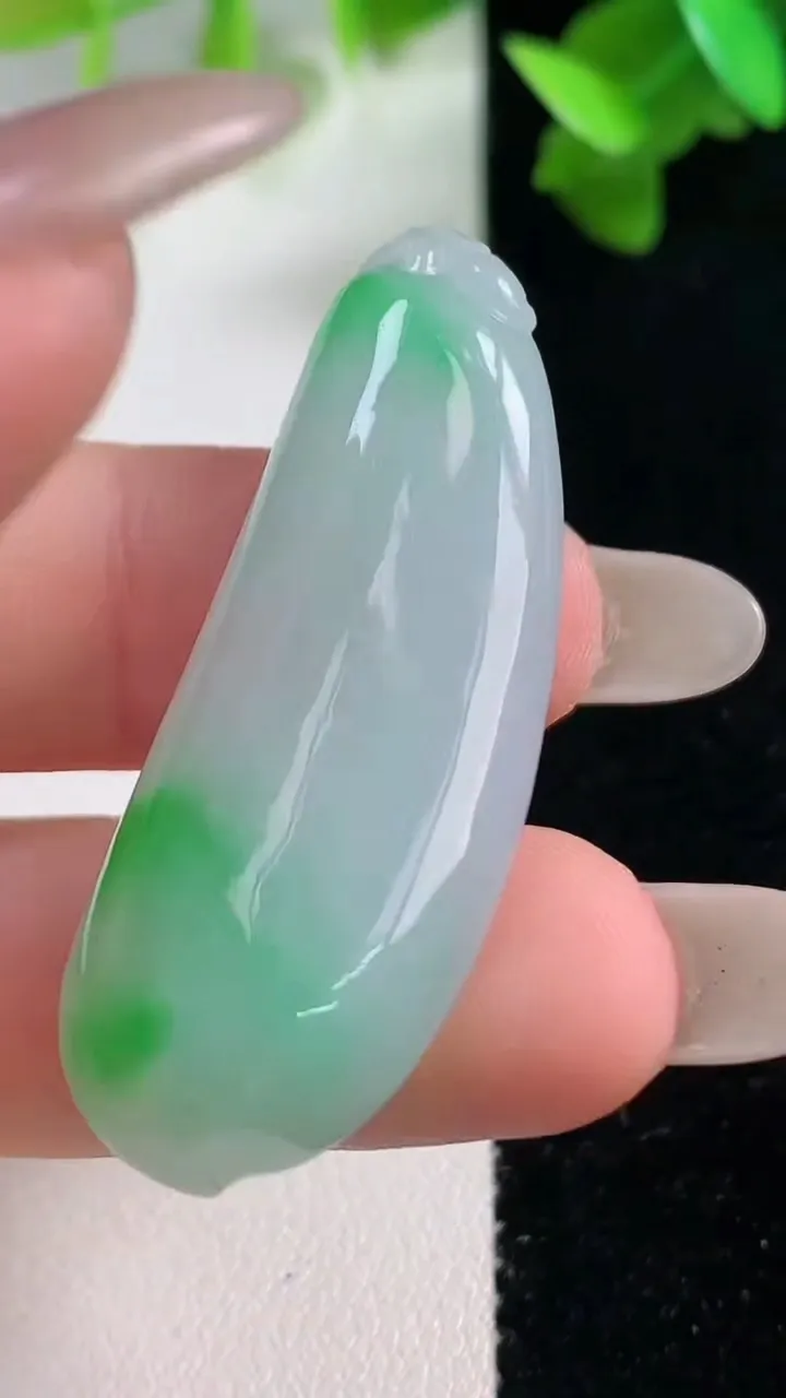 天然A货翡翠福瓜吊坠，尺寸44-16.7-10.4，重量:13.74g
10月28日