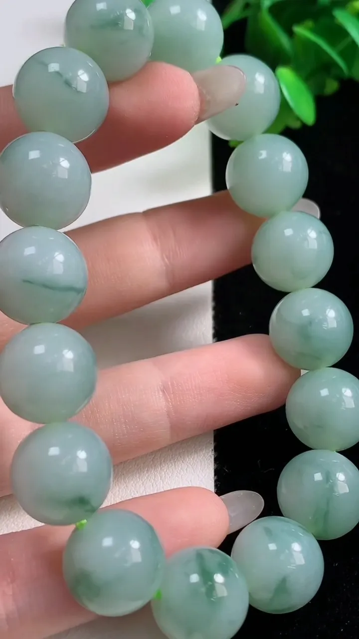 天然A货翡翠圆珠手串，尺寸12.8-16颗，重量:62.51g10月28日
工厂直销收藏佳品,种好水足，色泽均匀，有种有色，上手高大气！